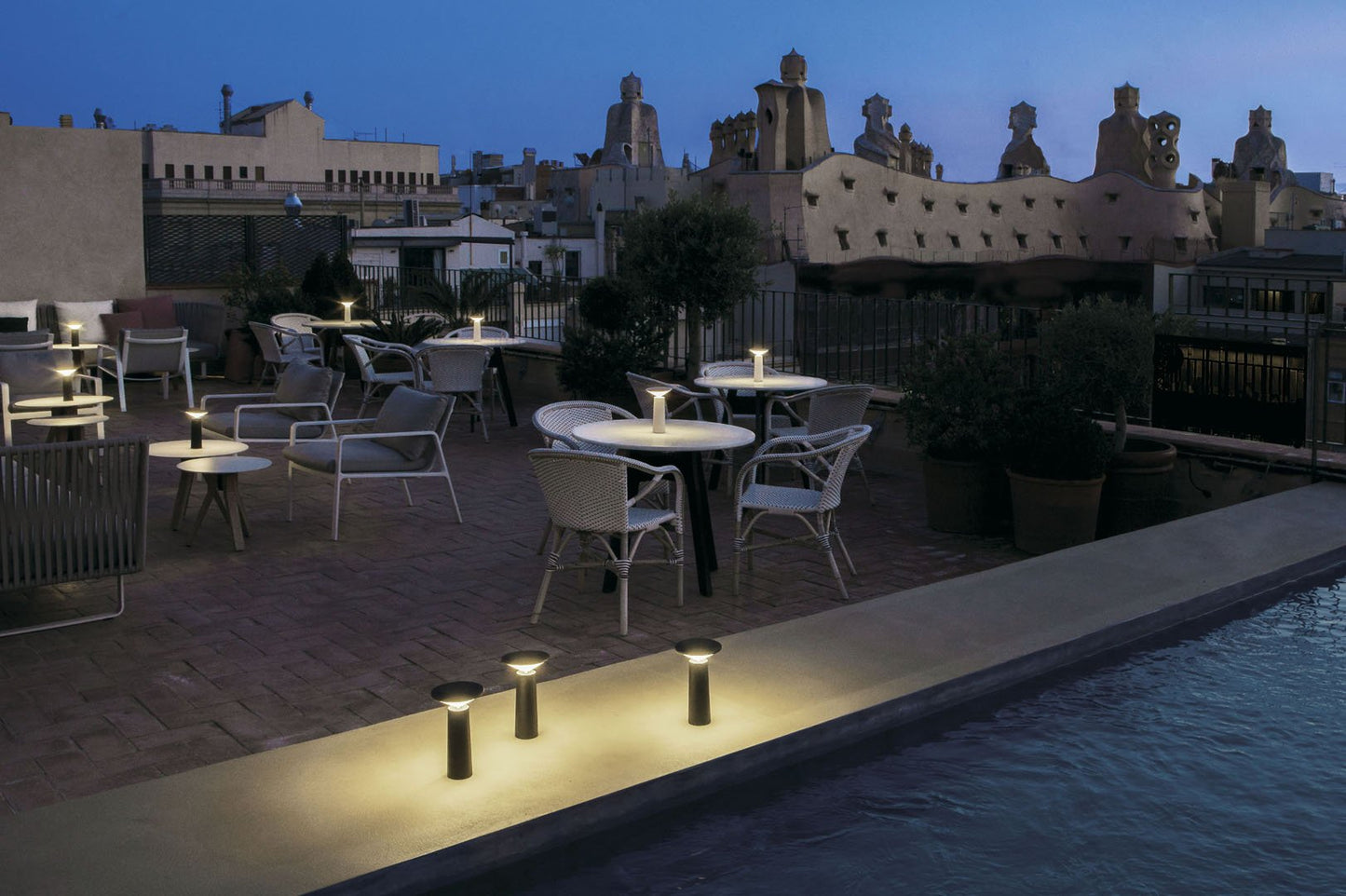 Halley Pivoting Rechargeable Table Lamp In white - ID 9148